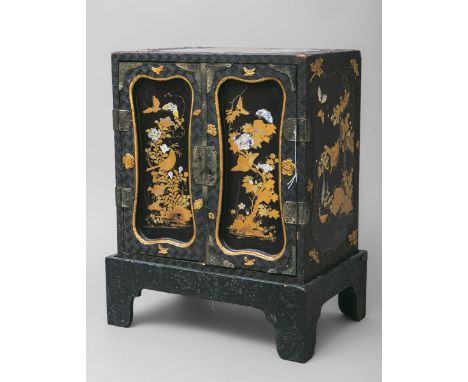Schränkchen / Schmuckschränkchen (China), Holz, Schwarzlack m. Goldmalerei, 2-teilig,Schränkchen m. 2 Türen, dahinter Einleit