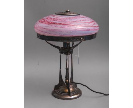 Tischlampe (wohl Lötz, um 1900, Jugendstil), Metall versilbert, runde PilzförmigeGlasschale aus klarem Glas m. roten Glasfäde