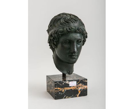 Werkstatt unbekannt, Bronzekopf auf Steinsockel, auf d. Unterseite eingelassene Plakette:"Jüngling mit Siegerbinde", 109/980,