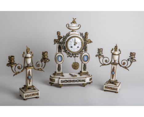 Kaminset aus Kaminuhr und Paar Kerzenhaltern, d. Uhr aus weißem Marmor m. Bronzezierrat u.eingelassenen Wedgwood-Plaketten, H