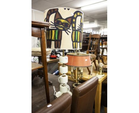 A STYLISH LATE 60's/ EARLY 1970's ELECTRIC TABLE LAMP WITH ORIGINAL FABRIC SHADE AND ANOTHER BRASS THREE LIGHT DITTO (2) 