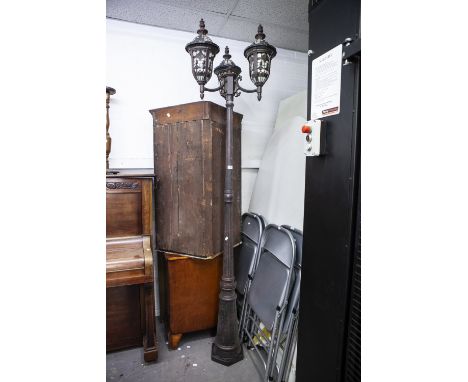 OUTDOOR LAMP WITH TIFFANY STYLE THREE GLASS LIGHT FITTING ON TALL COLUMN STAND 