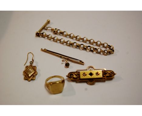 A bag of mixed gold and yellow metal to include; belcher chain, childs signet ring, sapphire and diamond point set bar brooch