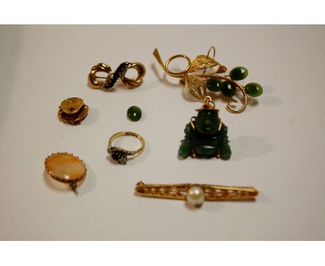 Assorted costume jewellery to include; 14ct gold and faux pearl set bar brooch, 5.9g, a yellow metal sapphire and diamond poi