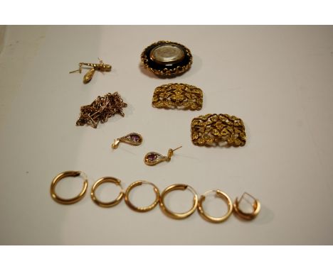 Mixed jewellery to include; yellow metal chain link necklace, modern yellow metal hoop earrings, 19th century mourning brooch
