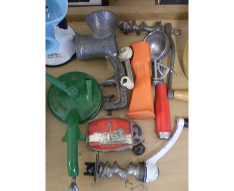 QUANTITY OF VINTAGE KITCHENALIA INCLUDING BEAN SLICER, MINCER AND ICE CREAM SCOOP