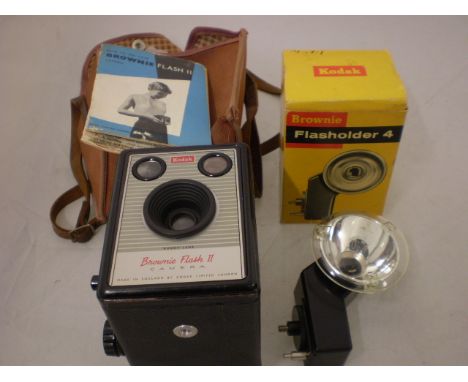 VINTAGE CASED KODAK BROWNIE FLASH 2 CAMERA AND KODAK FLASHOLDER 4