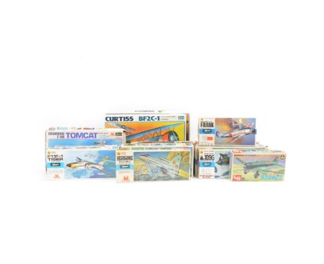 Eighteen Hasegawa/Hales 1:72 scale aircraft model kits, including Curtiss BF2C-1, Boeing B17F Flying Fortress and Grumman F-1