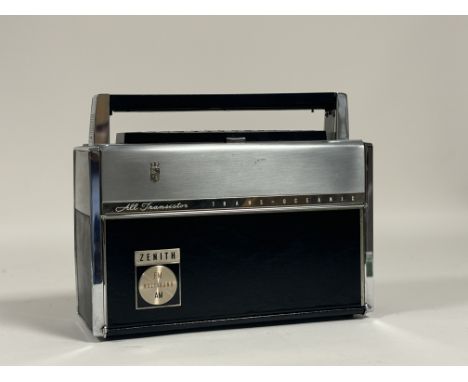 A 1960's Zenith Trans-Oceanic FM-AM Multiband Royal "3000" radio. (untested) (h-27cm)