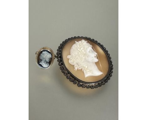 Property of a Lady: A 9ct gold oval intaglio style mounted ring with portrait with rope pattern border K/L 3.48g and a contin