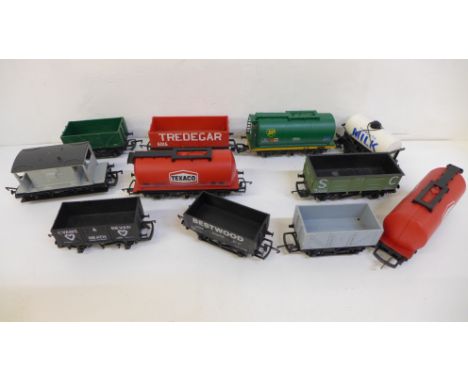 A collection of Hornby OO gauge model railway wagons (11) 