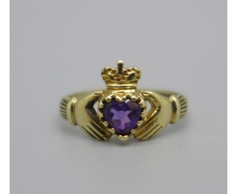 A 9ct gold and amethyst Claddagh ring, 1.9g, P 