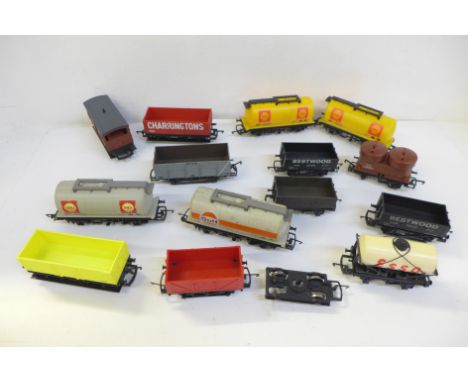 A collection of Hornby OO gauge model railway wagons (14) 
