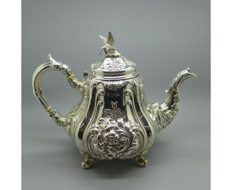 A Walker &amp; Hall silver teapot in the rococo style, Sheffield 1898, 766g 