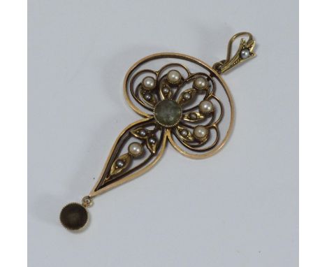 An Edwardian 15ct gold open scrollwork pendant set with seed pearls and aquamarine, 4.65g 