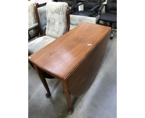 An Edwardian light mahogany drop leaf dining table on Queen Anne legs