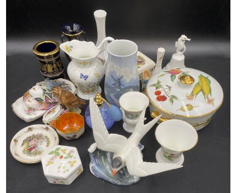 A mixed lot of ceramics to include Wedgwood dish, Aynsley Wild Tudor jug, Royal Crown Derby Tern, Wedgwood Wild Strawberry li