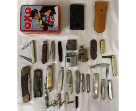 A collection of 21 pen knives, incl mother of pearl, tortoise shell and wood, and a portable fork small pair of scissors in l