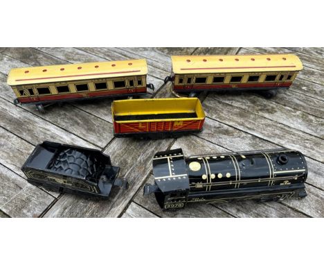 Tin plate train and carriages, Marx Mar Lines to include 3978.Condition ReportFairly good.