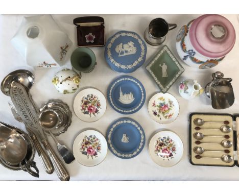 A mixed lot to include Wedgwood Jasperware green and blue 3 x dishes 1 x vase and a lidded dish 12.5cms d, 2 x glass light sh