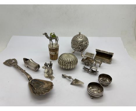 A quantity of unmarked white metal and plated items to include vinaigrette, trowel, pepper pot, clog etc.Condition ReportSome
