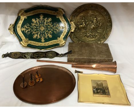 Mixed lot to include a boxed vanity set mirror and brushes, a wooden green/gilt tray, copper tray, wooden tray with picture o