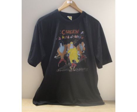 A Queen vintage Kind of Magic XL T - Shirt  - some wear but a nice original item