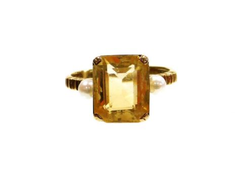 A 9ct gold dress ring, set with rectangular cut citrine, on cultured pearl shoulders, with ribbed metal shoulders, ring size 