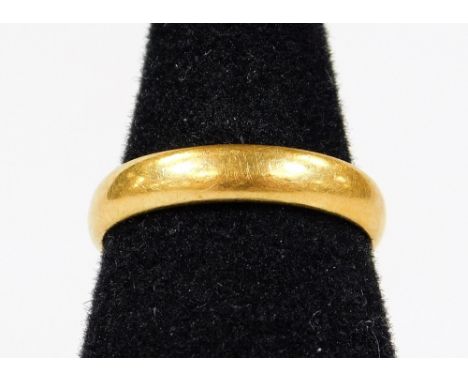 A 22ct gold wedding band, of plain design, ring size K, 4g.