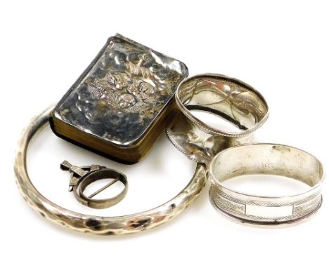 A small group of silver and other wares, to include two silver napkin rings, a silver bangle, a silver swivel fob frame, 1½oz