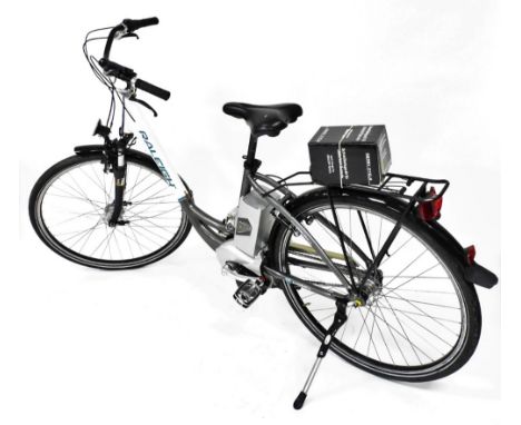 A Raleigh Dover electric bicycle, with a 26 volt battery and key.
