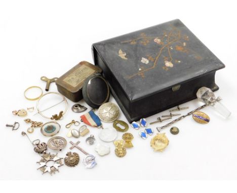 A black lacquer jewellery box and contents, to include gold plated jewellery, decanter stopper, Railway Service badges, part 