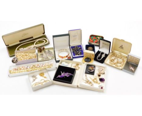 Various costume jewellery and effects, to include faux pearl necklaces, dress ring, bar brooches, etc. (1 tray)