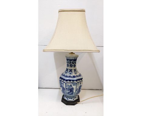 A 20th century Chinese blue and white table lamp with a Grecian design border and figures below, 47cm h to the light fitting 