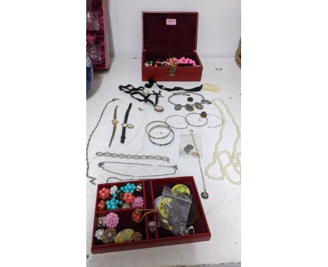 A mixed lot of vintage costume jewellery to include a glass locket on black cord, small agate brooch, various beaded necklace