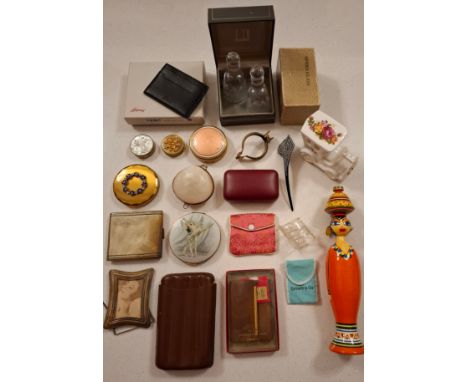 Collectables to include 2 etched stirrup glasses, a small group of vintage compacts and pill boxes to include a Stratton gold