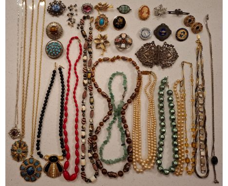 A quantity of vintage costume jewellery to include a 3-strand simulated pearl necklace with gold tone clasp, a 22ct gold plat