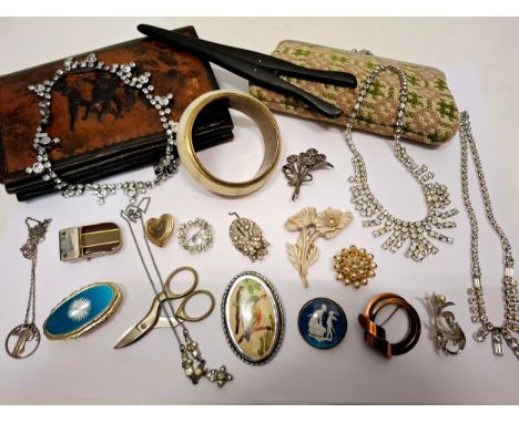 A mixed lot to comprising collectables and vintage brooches to include marcasite examples and a 1920's/30's white metal morph