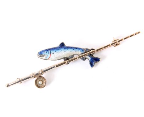 AN EARLY 20th CENTURY 15CT GOLD FLY FISHING TIE PIN formed as a fly rod with pearl set reel and leaping silver enamelled salm