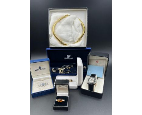 A selection of quality costume jewellery to include Swarovski, Wedgewood and a silver statement ring 