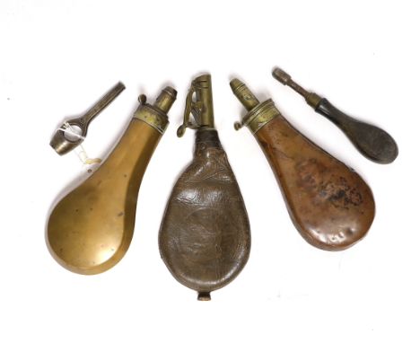 Two copper powder flasks, a leather powder flask and two other items (5)Items with some wear and minor damage.