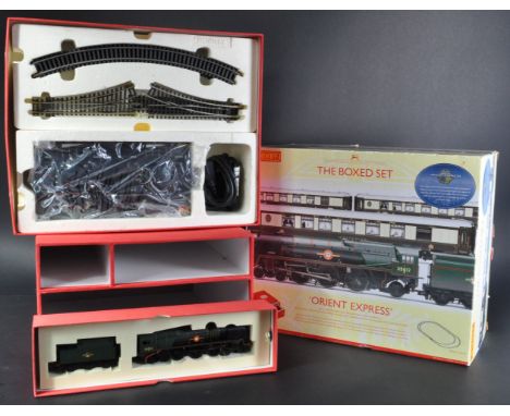 An original Hornby made 00 gauge model railway trainset locomotive engine boxed set No. R1038 ' Orient Express '. The set con