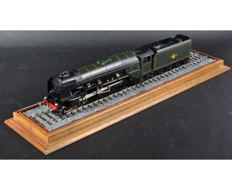 A highly detailed kit built brass O gauge model railway trainset locomotive with tender. British Railways green livery. No ma