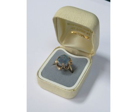 9ct GOLD DRESS RING SET WITH CENTRAL OVAL OPAL COLOURED STONES 