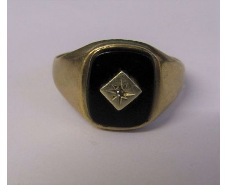 9ct gold black onyx signet ring, size R, weight 3.9 g