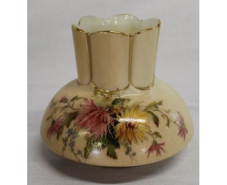 Early 20th century Royal Worcester blushware squat vase with hand painted floral decoration, registered number 957, 8.5cm tal