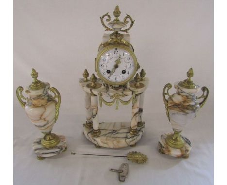 French marble portico clock garniture with acorn finials and sunburst pendulum H 41 cm L 22 cm