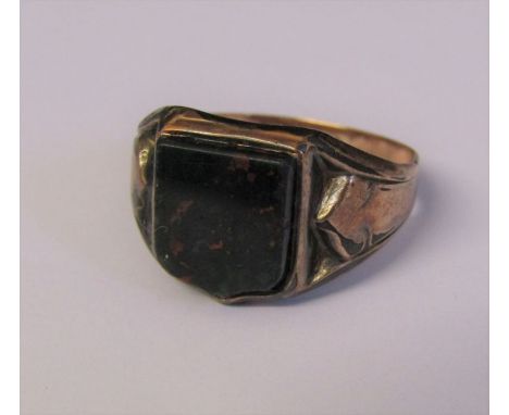 9ct gold blood stone signet ring, size R, total weight 3.2 g