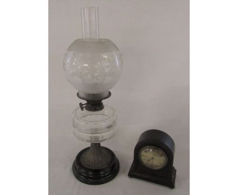 Paraffin lamp H 59 cm and a Franklin &amp; Hare Ltd mantel clock H 18 cm