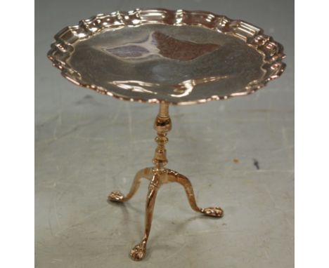 An Edwardian silver small tazza in the form of a Georgian tripod table, having a raised piecrust rim, on paw feet, 2.7oz, mak